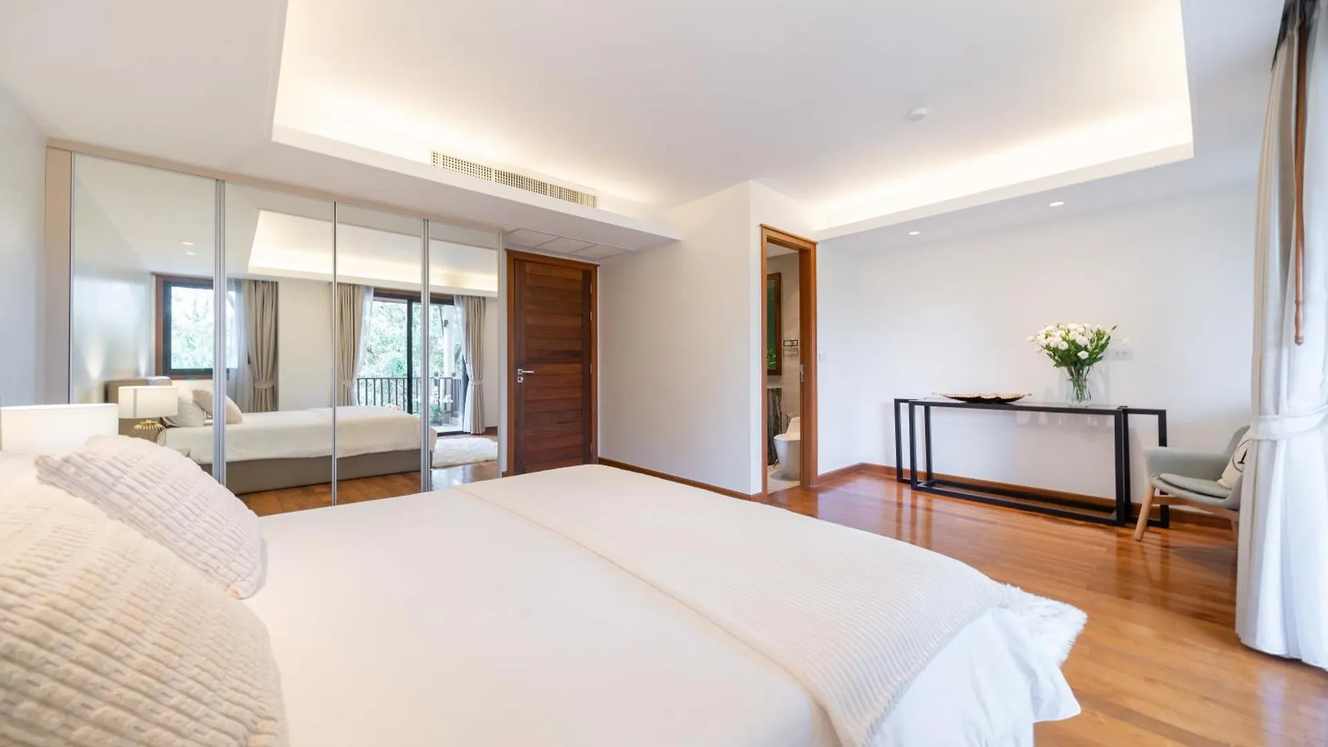 Laguna Village 2 - Bedroom Villa , Close To The Beach 푸껫 아파트